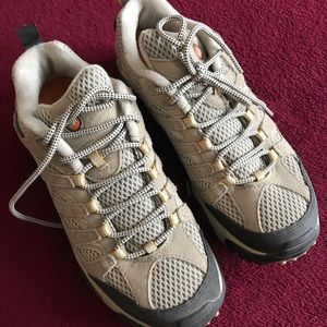 Vibram hiking shoes, size 8, only used once,